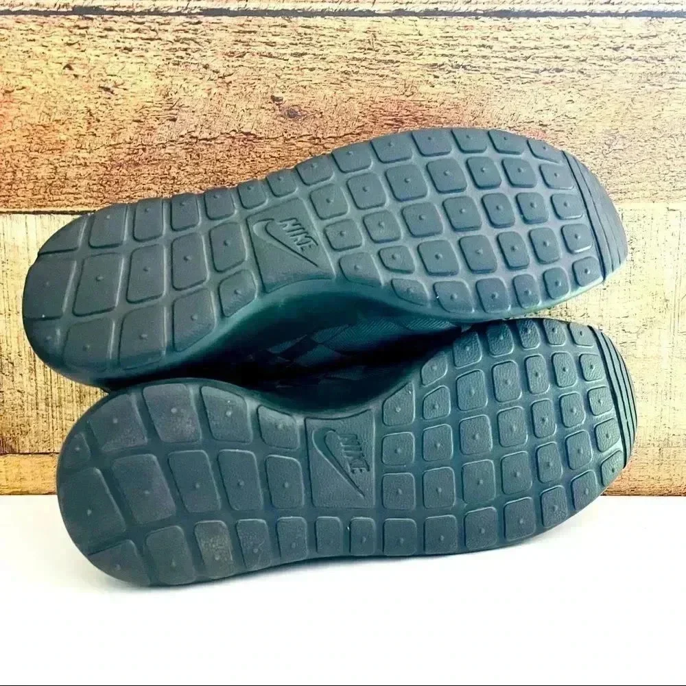NWOT Nike Roshe Run Woven 2.0 Sneakers